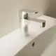 Waschtischarmatur aus Chrom von Ideal Standard mit einem einarmigen Hebel für die Wasserregulierung. Platziert auf einem weißen Waschbecken.